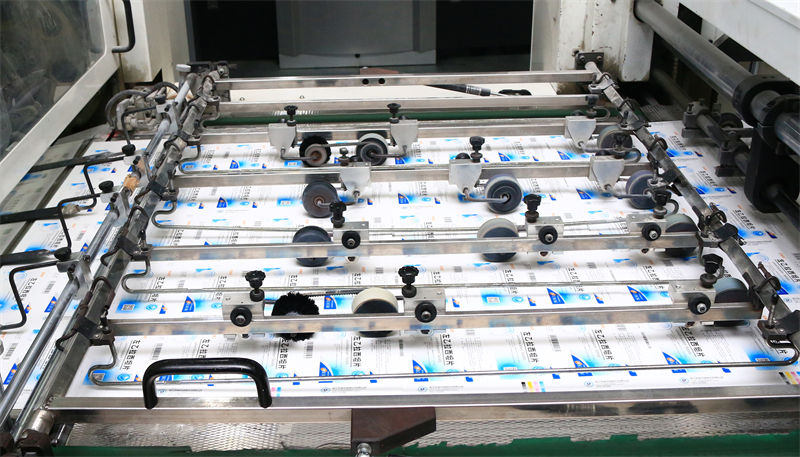 生產(chǎn)設(shè)備  需剪裁，留中間部分 全自動模切機 - 副本.JPG