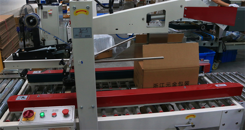 生產設備 上半部分人需要剪裁  自動打包打帶機 - 副本.JPG